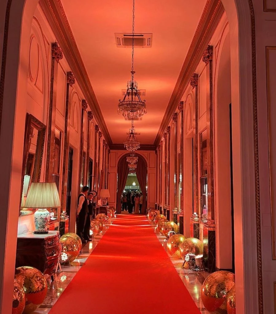 El pansillo principal de acceso al salón Versailles del Alvear Palace Hotel. 