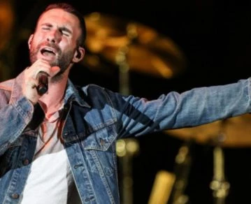 Adam Levine en recital. Foto redes sociales.