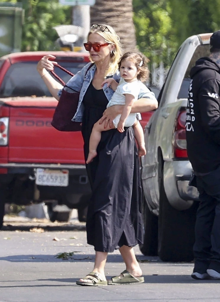 Cameron Diaz, madre después de los 45, junto a su hija