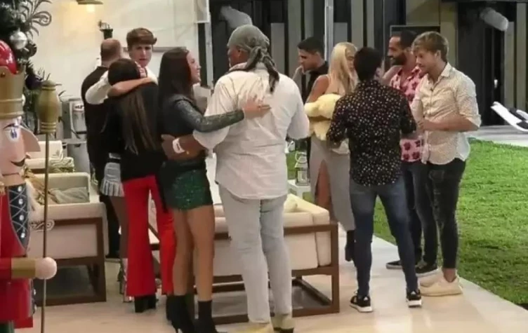 Participantes de Gran Hermano festejando la navidad. Foto captura de pantalla.