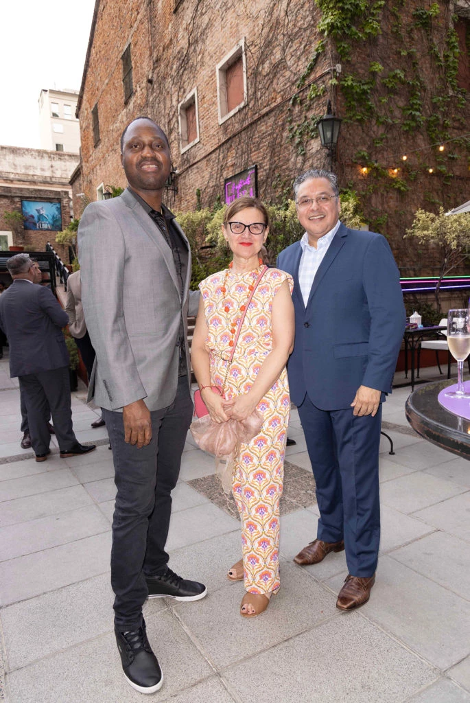 Donatella Cannova, Agregada Cultural de la Embajada de Italia, junto a su pareja Larry Cannova y Ariel Blufstein, relacionista diplomático