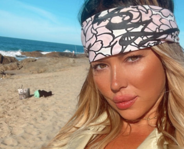 ¡Espléndida! Karina Jelinek recibirá el 2023 en Punta del Este junto a sus amigos