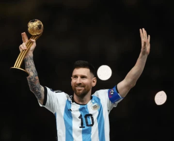 Subastan la camiseta de Messi firmada por todo el plantel