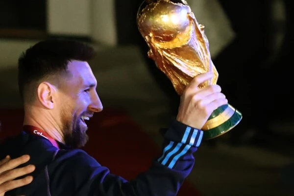 Lionel Messi levanta la Copa en los primeros minutos en la Argentina, tras convertirse en campeón mundial.
