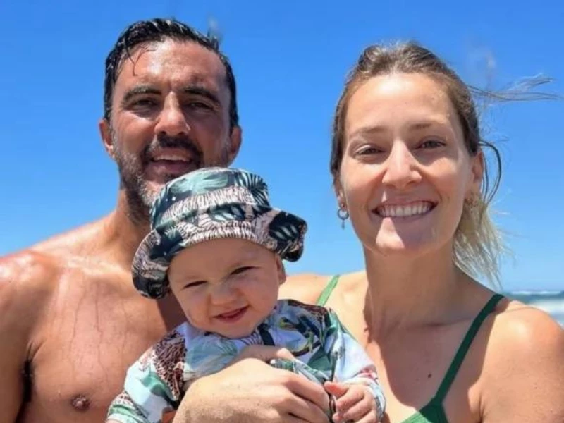 Mica Viciconte y Luca Cubero en la playa