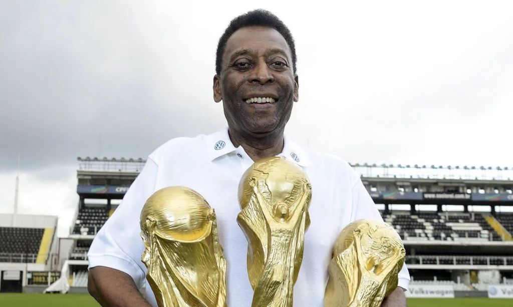 Pelé continúa internado