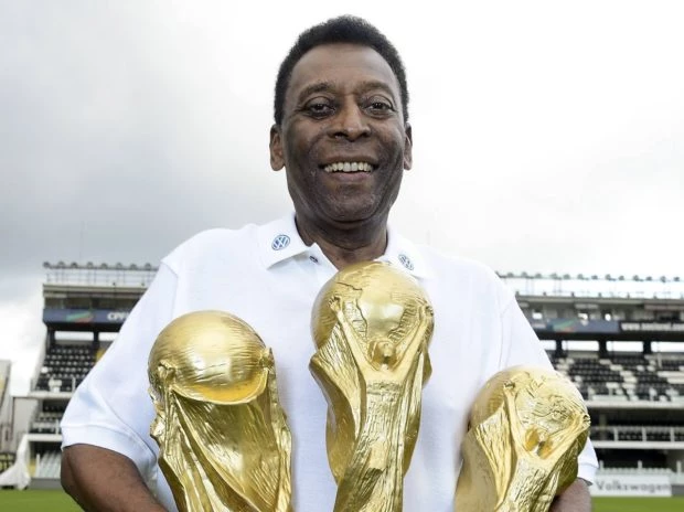 Pelé continúa internado
