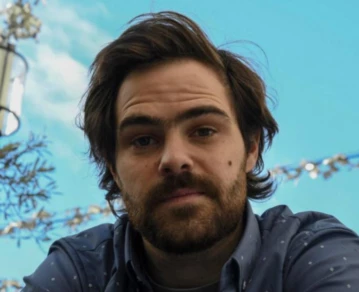 Peter Lanzani festejo el triunfo de Argentina en el techo del metrobus