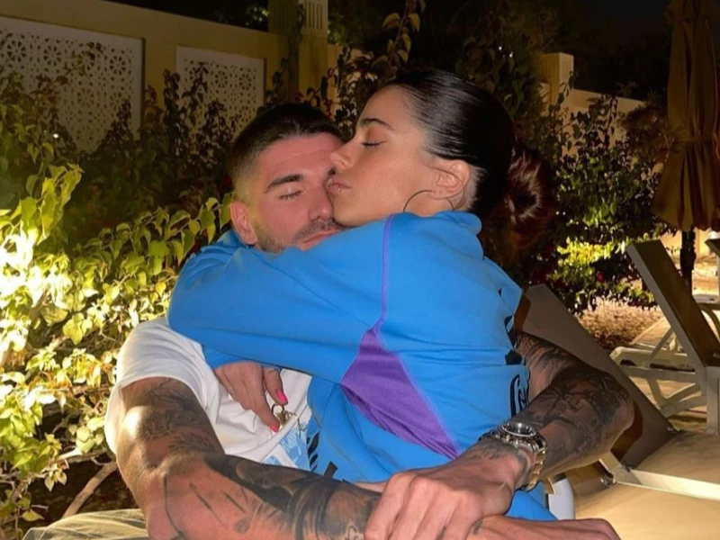 Tini y Rodrigo de Paul juntos en Qatar