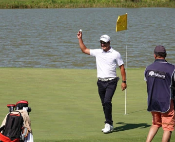 El argentino Mauro Báez levanta la pelota con la que hizo un hoyo en 1 en el hoyo 16 de la segunda ronda del 116 VISA Open de Argentina. (Media/PGA TOUR)