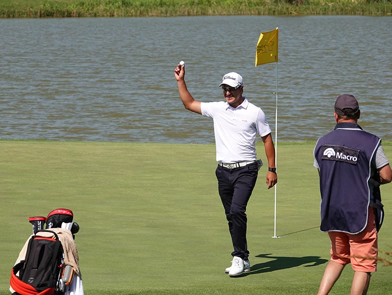 El argentino Mauro Báez levanta la pelota con la que hizo un hoyo en 1 en el hoyo 16 de la segunda ronda del 116 VISA Open de Argentina. (Media/PGA TOUR)