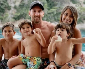 Lionel Messi y Antonela Roccuzzo junto a sus hijos
