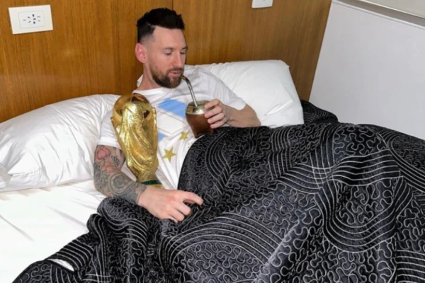 Messi amaneciendo en el predio de la AFA antes de la caravana al Obelisco
