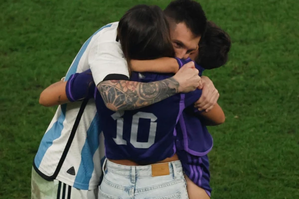 Las familias de la Selección Argentina dentro de la cancha celebrando el tituto