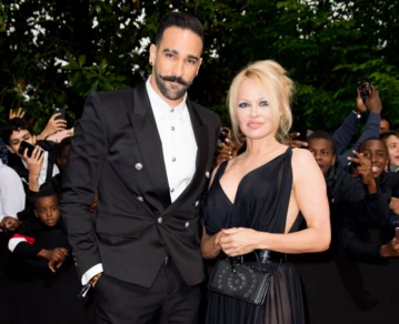 Pamela Anderson y su denuncia contra Adil Rami, el futbolista que insultó al Dibu Martínez.