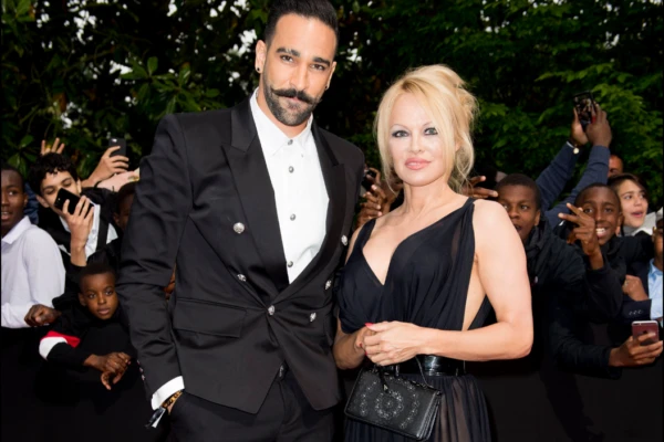 Pamela Anderson y su denuncia contra Adil Rami, el futbolista que insultó al Dibu Martínez.