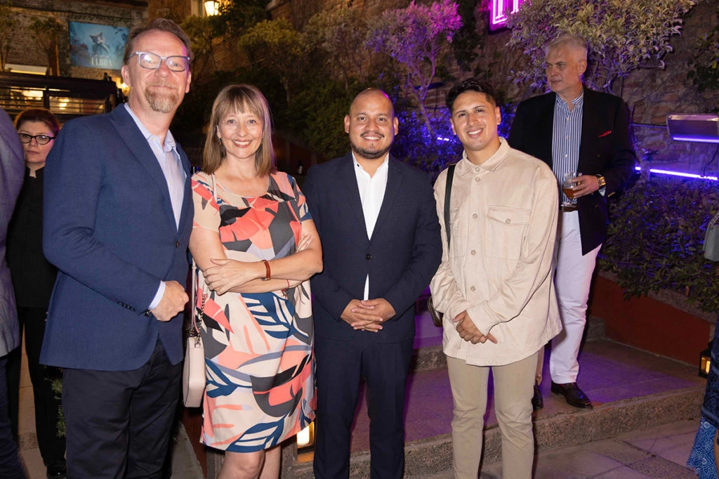 Aleksandra Piatkowska, Embajadora de Polonia en Argentina, junto a su esposo, Jacek Piatkowski y Eduardo Cardoza Mata, Embajador de El Salvador, junto a su pareja, Ignacio Russo