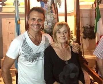 Sergio Lapegüe junto a su madre.