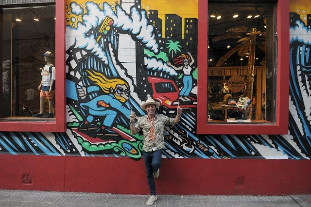 Fernando Aguerre, el padre del surf olímpico, en su ola de Buenos Aires. Mural top del artista Falu.