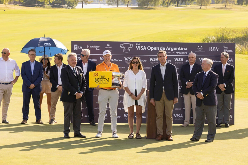 Zack Fischer luego de coronarse campeón del 116º VISA Open de Argentina junto al Presidente de la AAG, Andrés Schonbaum, y Silvana Antoniazzi, Marketing Director Southern Cone de VISA, entre otros