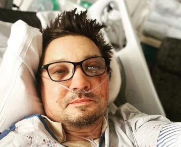 Jeremy Renner luego de su accidente. Imagen redes sociales.