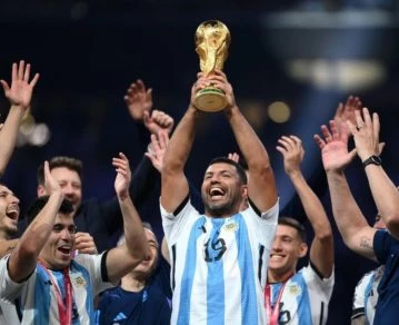 El Kun Agüero con la Copa del Mundo en sus manos.