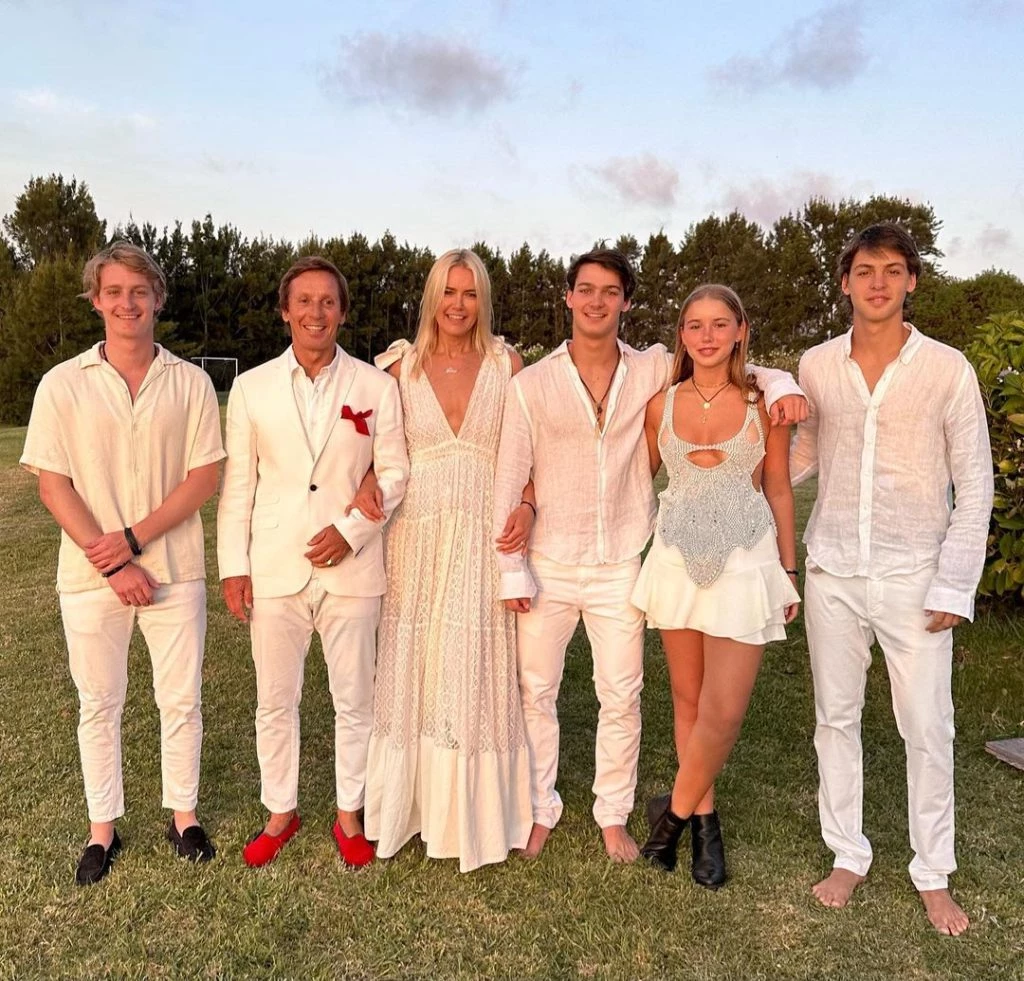 Valeria Mazza junto a su esposo y sus cuatro hijos.
