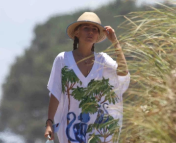 Ámbar de benedictis caminando por punta del este