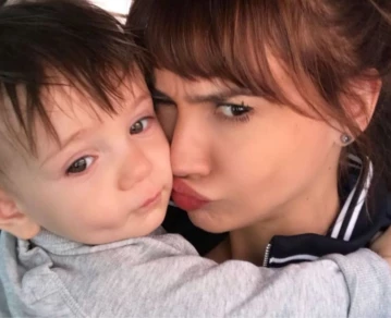 Celeste Cid y su hijo Anton