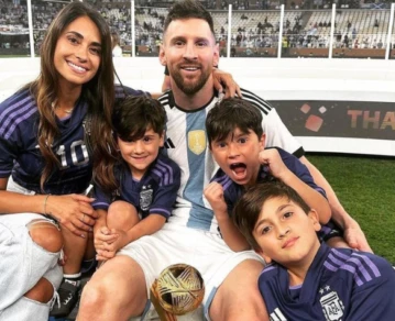 Lio Messi y Antonela Rocuzzo junto a sus hijos.