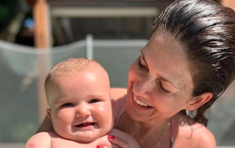 Isabel Macedo y su hija Julia Urtubey en la playa. Foto captura de pantalla.