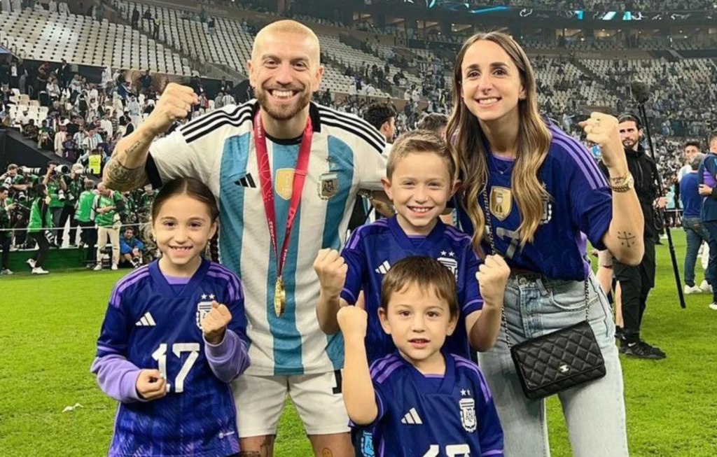 El Papu Gómez junto a su familia durante los festejos de Qatar. Foto archivo. 