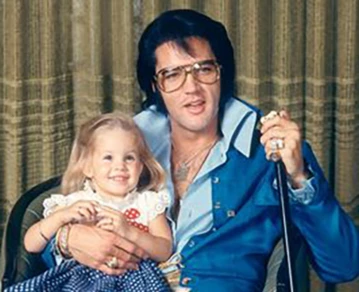 Elvis Presley junto a su hija Lisa Marie