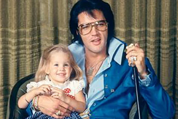 Elvis Presley junto a su hija Lisa Marie
