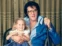 Elvis Presley junto a su hija Lisa Marie