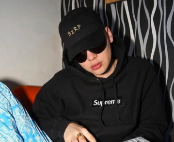 Se viralizaron las fotos de Bizarrap sin gorra ni anteojos