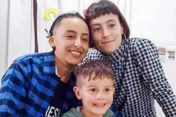 La madre y la novia junto a Lucio Dupuy