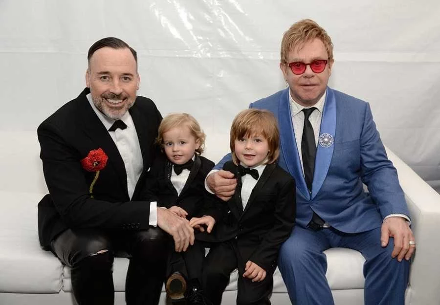 Elton John y David Furnish junto a sus hijos. Foto archivo.