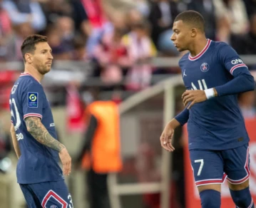 Lionel Messi y Kylian Mbappé durante un partido del PSG.