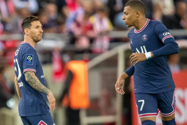 Lionel Messi y Kylian Mbappé durante un partido del PSG.