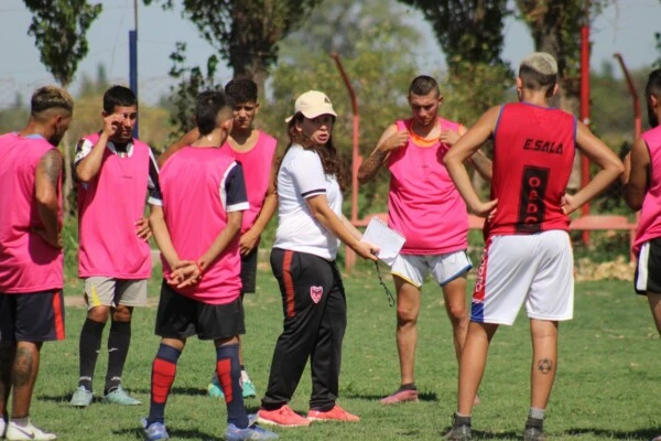 Silvana Villalobos: "Cuando acepté entrenar un equipo de hombres varios dirigentes se fueron diciendo que no iban a aceptar que una mujer esté a cargo de un plantel de varones"