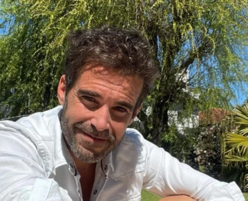 Nicolás Cabré se convirtió en "niñero" de Amancio Vicuña