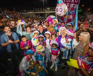 Axel Kicillof, Fernando Espinoza y Verónica Magario en los carnavales de La Matanza