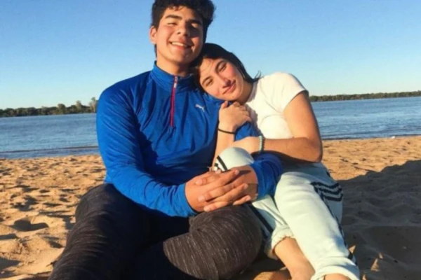 Fernando Báez Sosa junto a su novia Julieta Rossi