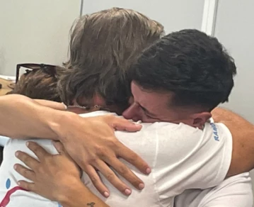 El sentido abrazo entre el papá y el abuelo de Lucio Dupuy tras conocer el fallo