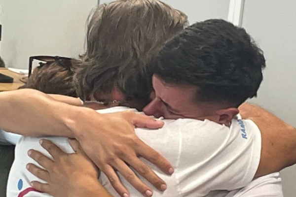 El sentido abrazo entre el papá y el abuelo de Lucio Dupuy tras conocer el fallo