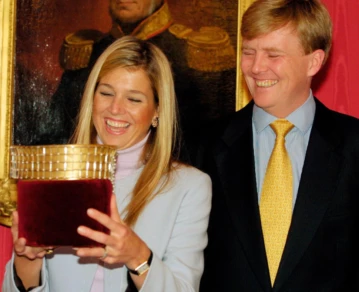 Máxima Zorreguieta recibiendo la corona, especialmente confeccionada para ella, oleaje del amanecer.