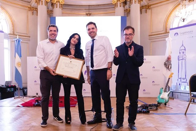 La artista junto a los legisladores. Foto: Prensa Legislatura CABA