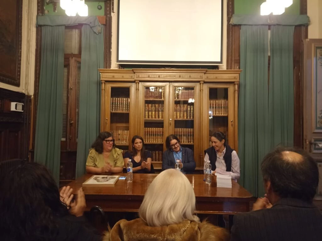 María del Carmen Gironzi y Lourdes Prado Mendez durante la presentación del libro "Una historia de autismo y resiliencia"