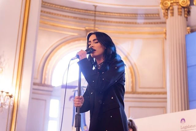 Lali le regaló uno de sus temas al auditorio que estaba colmado. Foto: Prensa Legislatura CABA.